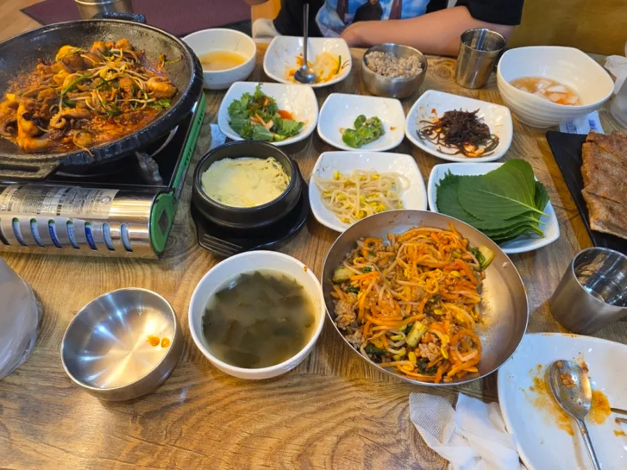 오리쭈꾸미와 반찬으로 채운 한식 한상