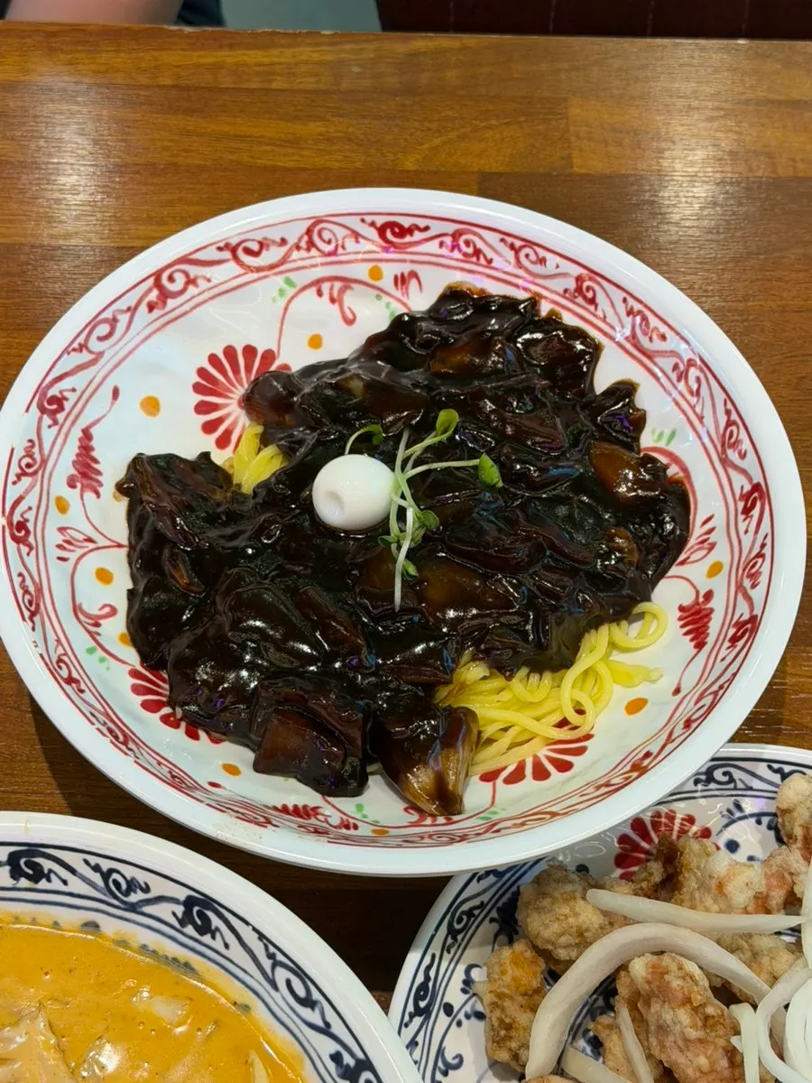 짜장 소스가 배인 면