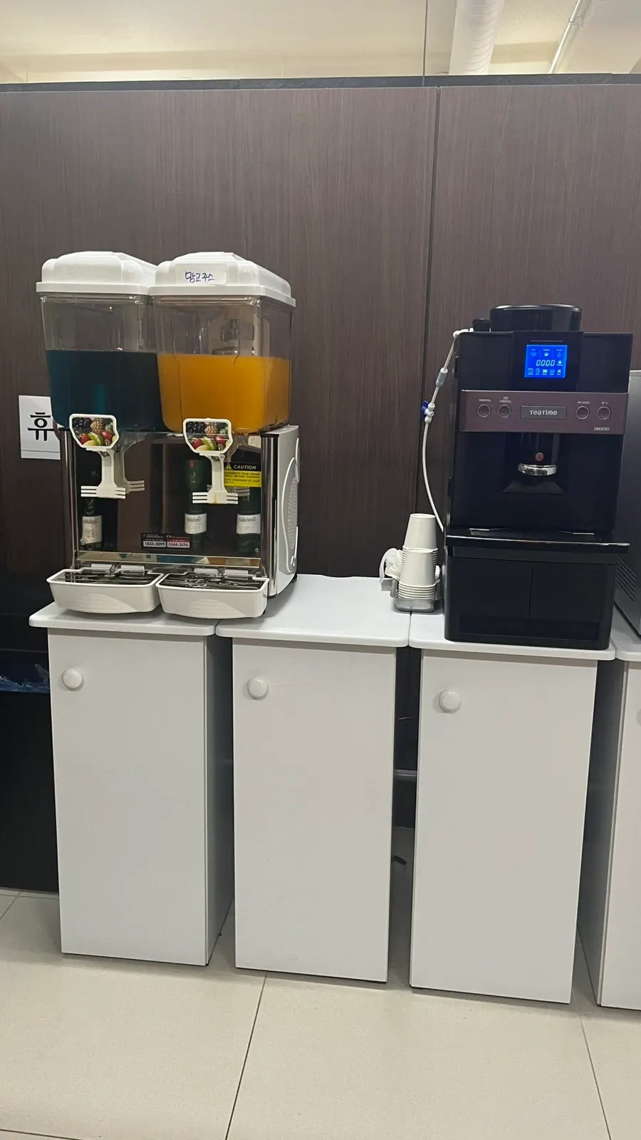 Self-serve drink station