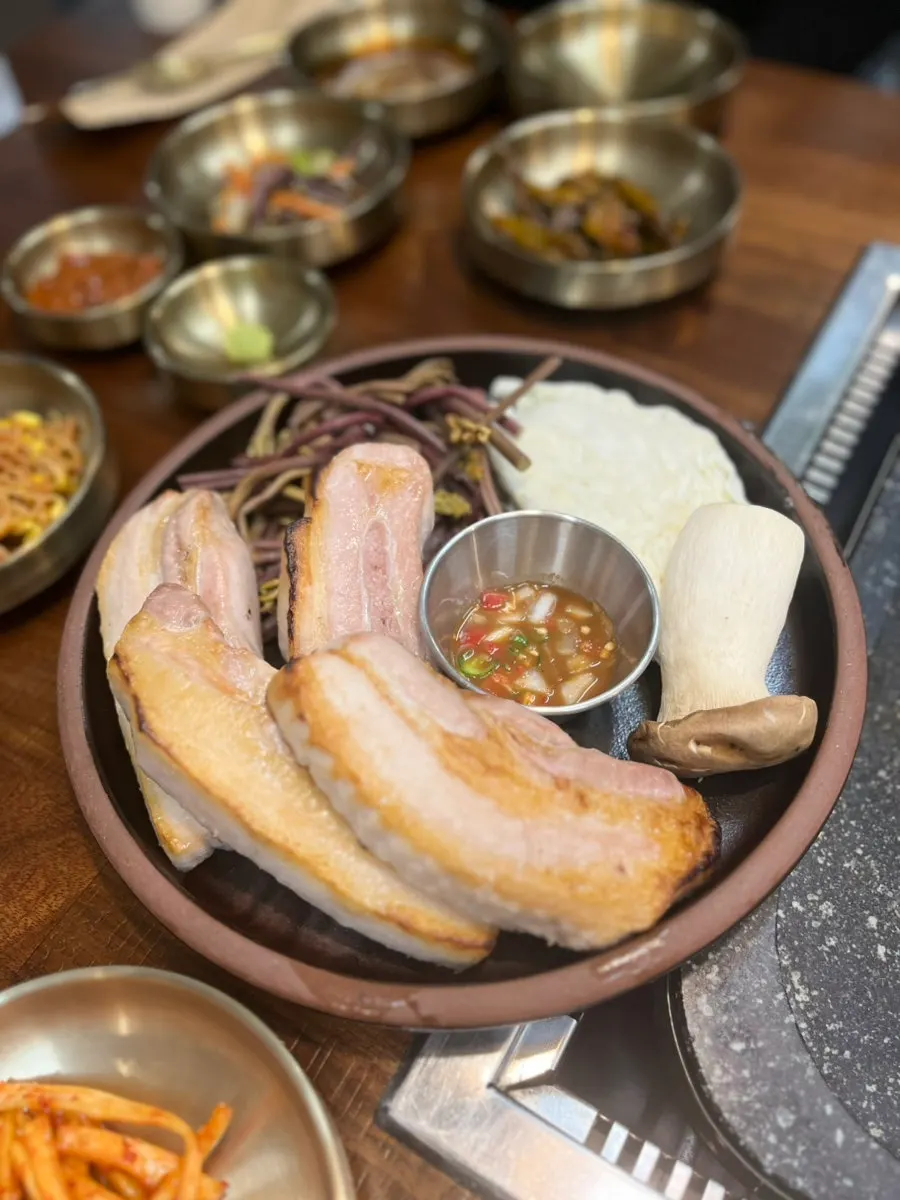Pre-seared pork belly with side vegetables on the grill plate