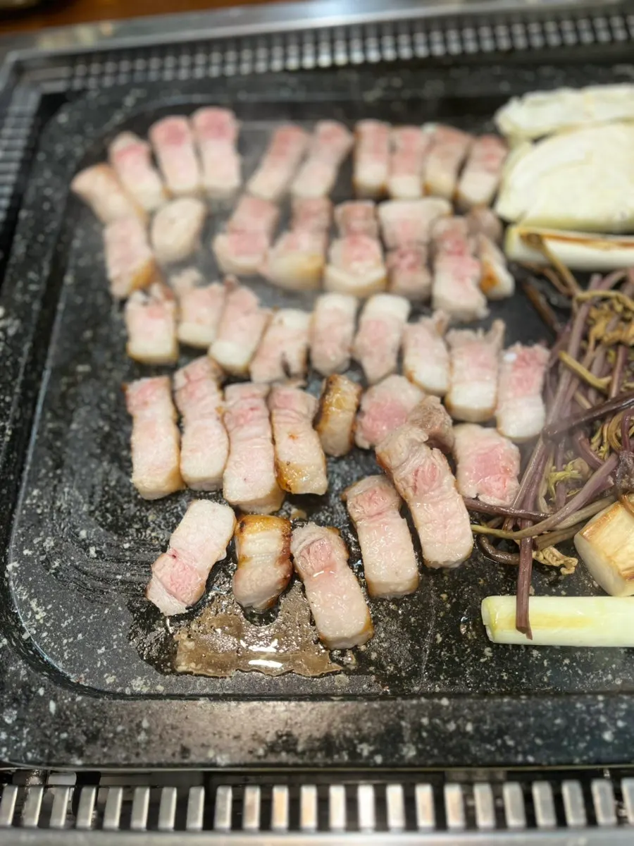 King oyster mushrooms and cabbage on the grill plate