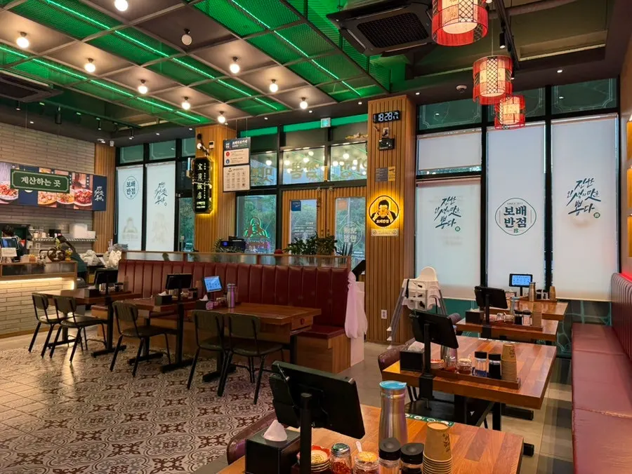 Chinese-inspired interior at Bobae Banjeom Bongdam Branch