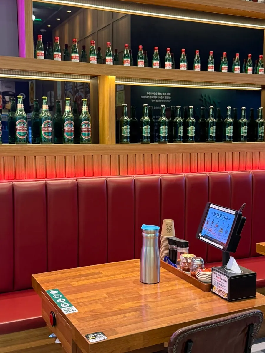 Two- and four-person tables at Bobae Banjeom Bongdam Branch