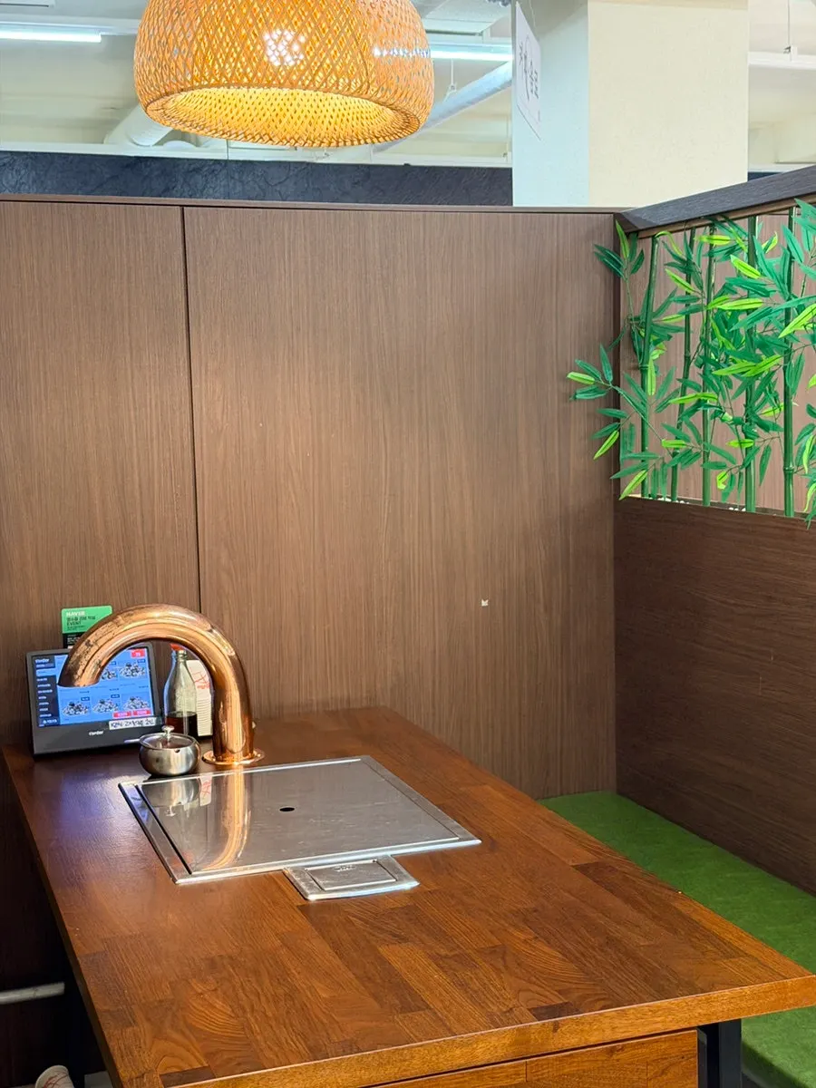 Hwadamga interior table seating