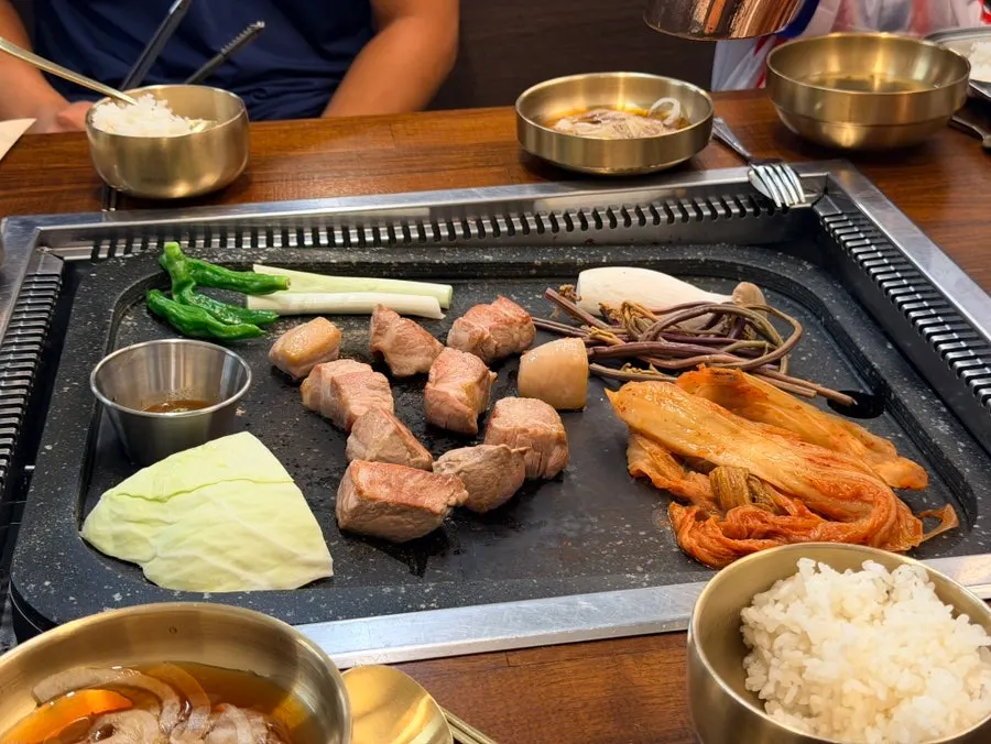 Pre-grilled meat stone-plate barbecue setting
