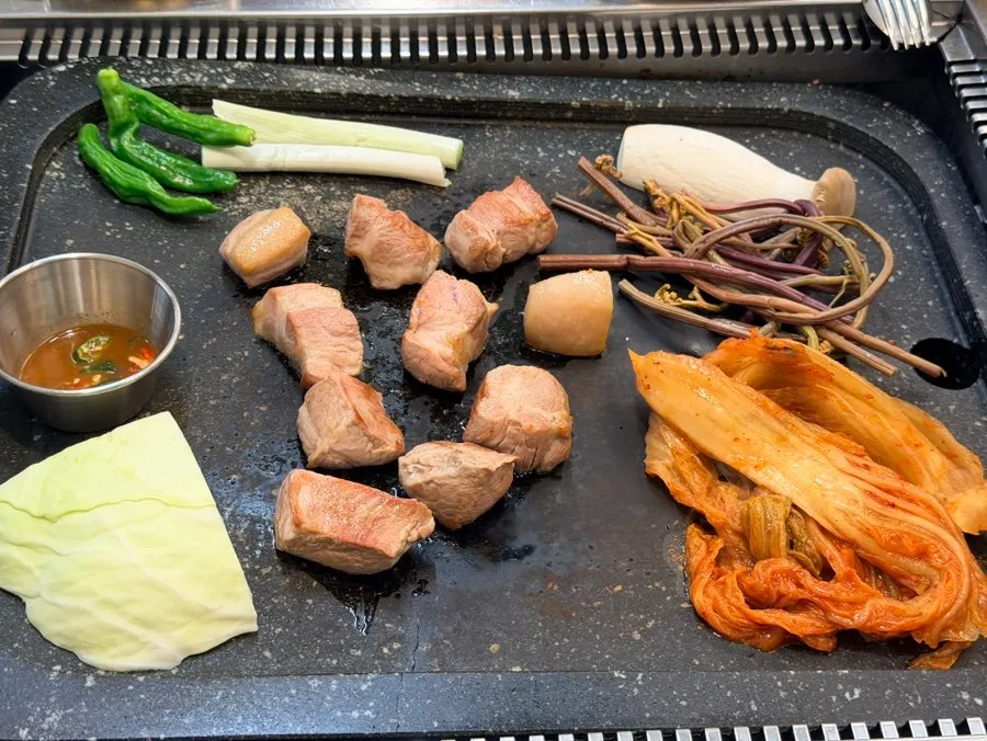 Pre-grilled meat and accompanying vegetables