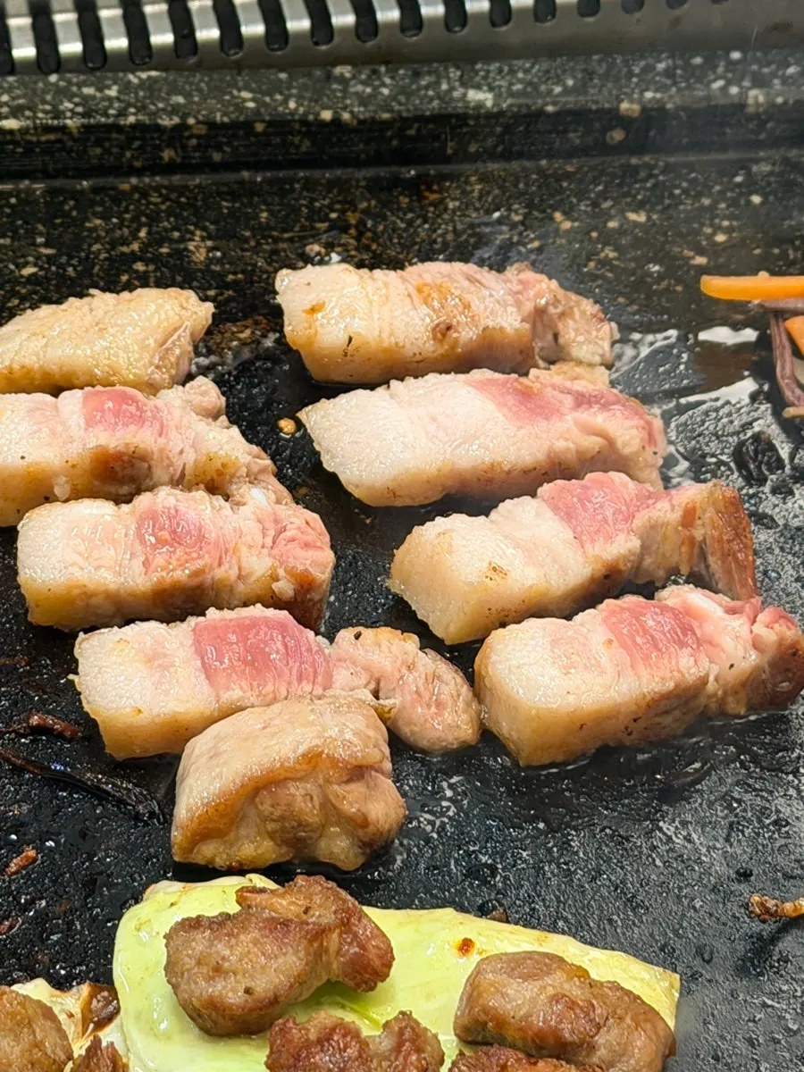 Stone-plate barbecue meal scene