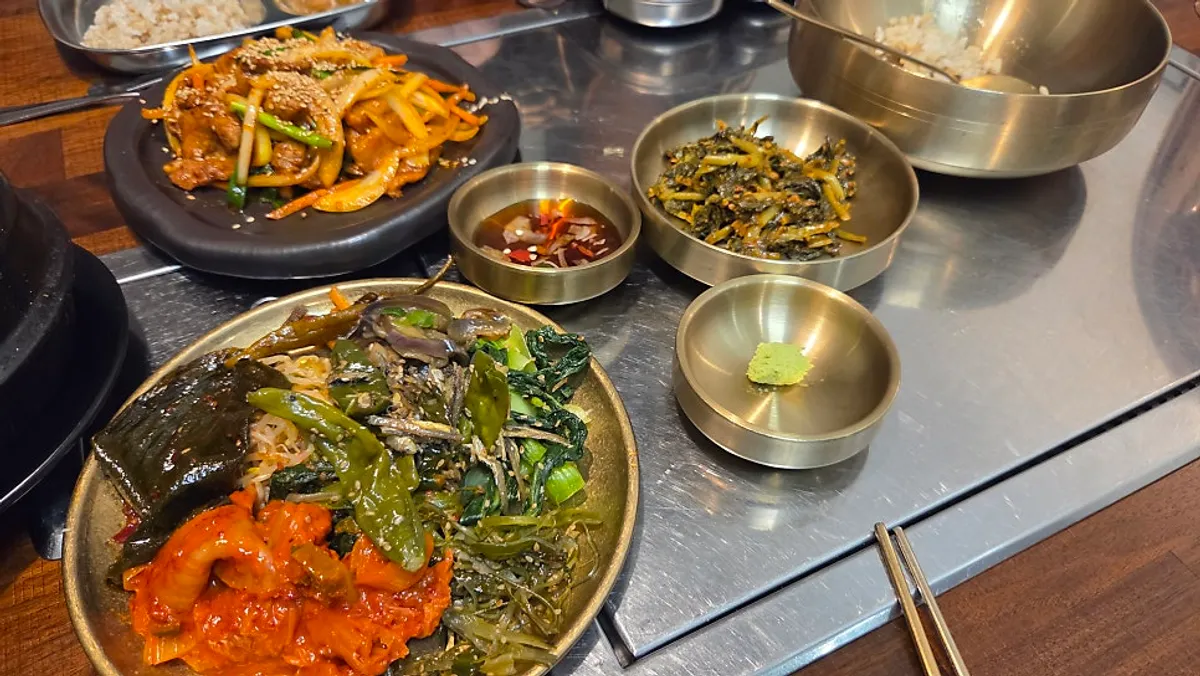 나물 올린 보리밥 비빔밥