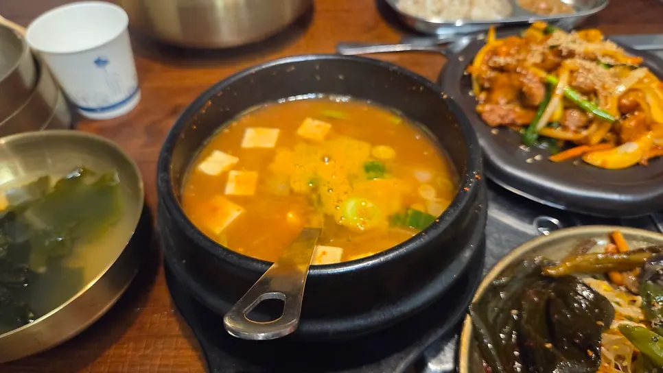 생선구이와 제육볶음 식사 구성