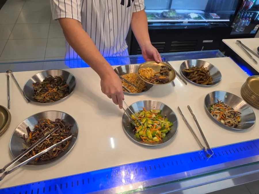 셀프바에 준비된 기본 반찬