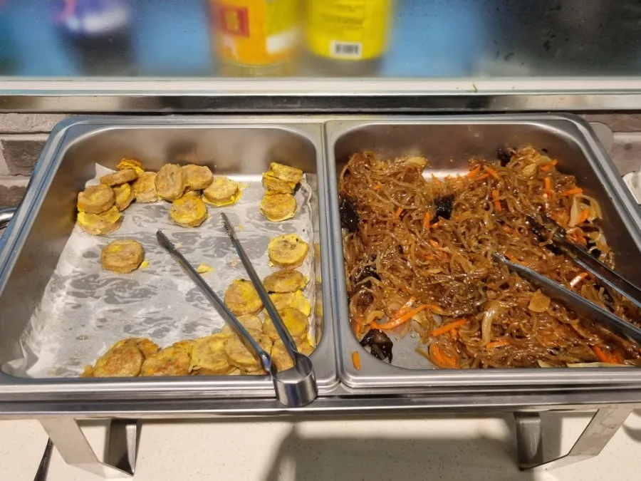 셀프바에 진열된 여러 가지 반찬