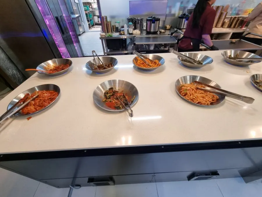 셀프바에서 담아온 반찬 접시