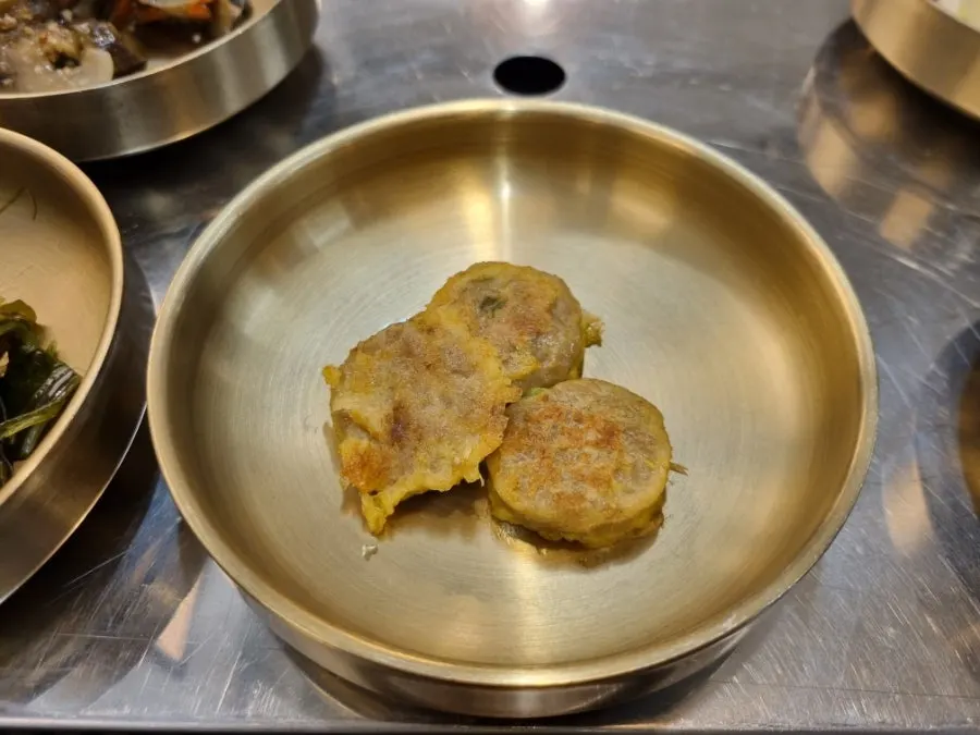 접시에 담아온 화담가 반찬 한 상