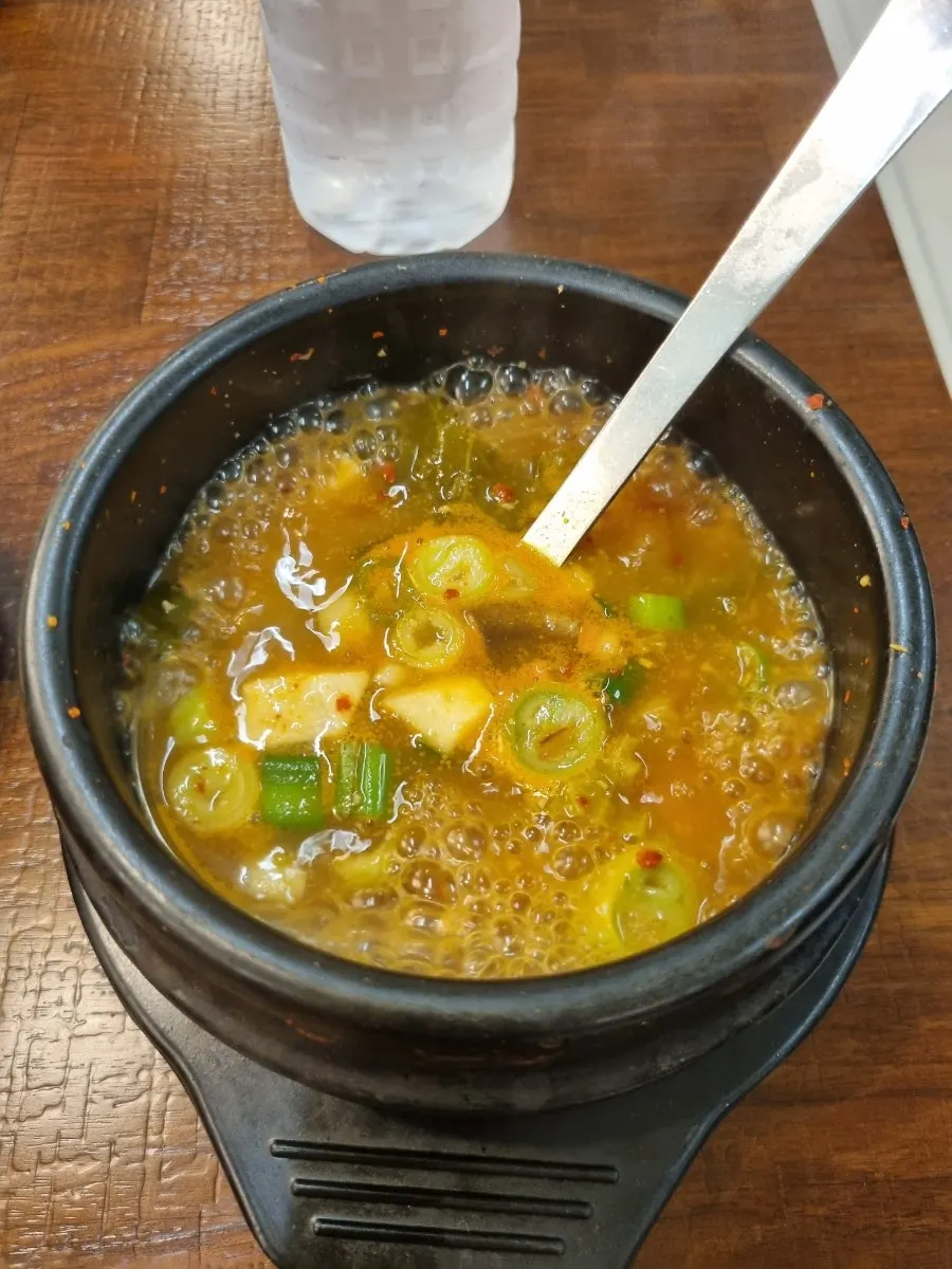 직원이 가져다준 끓는 된장찌개