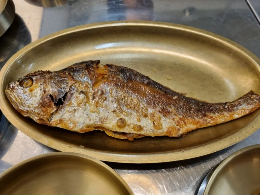 고등어 살을 밥 위에 올린 모습
