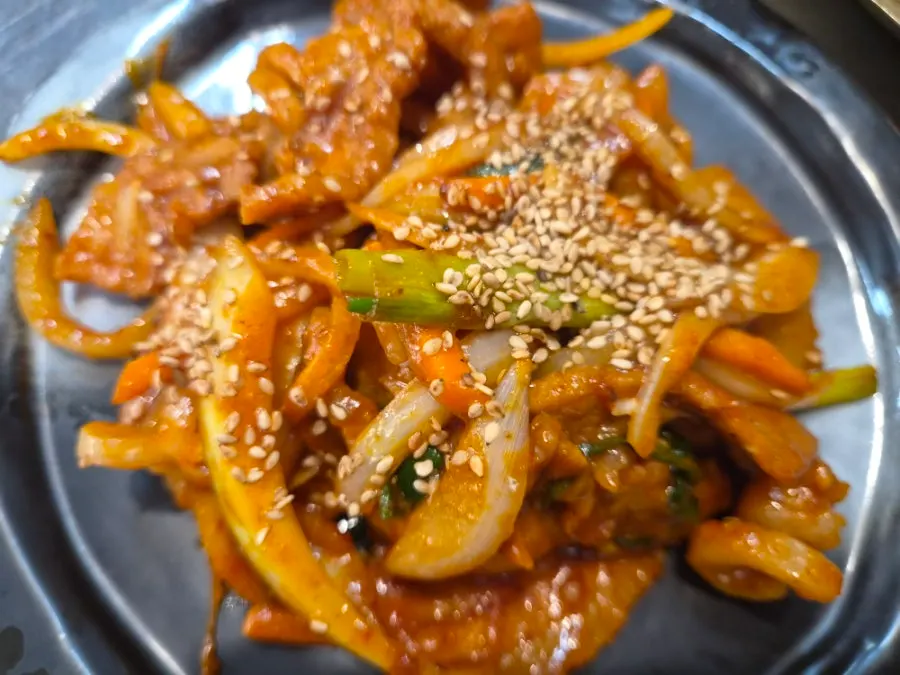 쌈과 곁들인 제육볶음