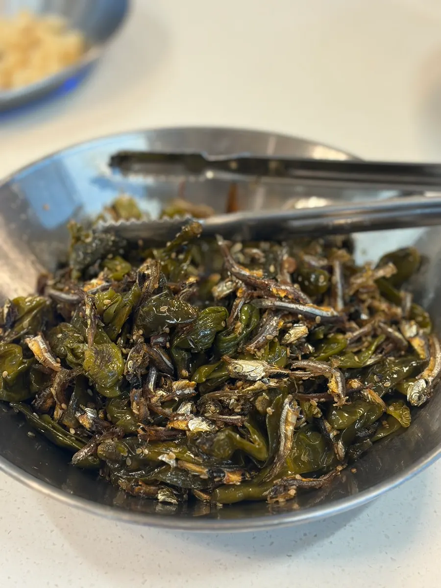 셀프로 담는 나물 반찬 코너