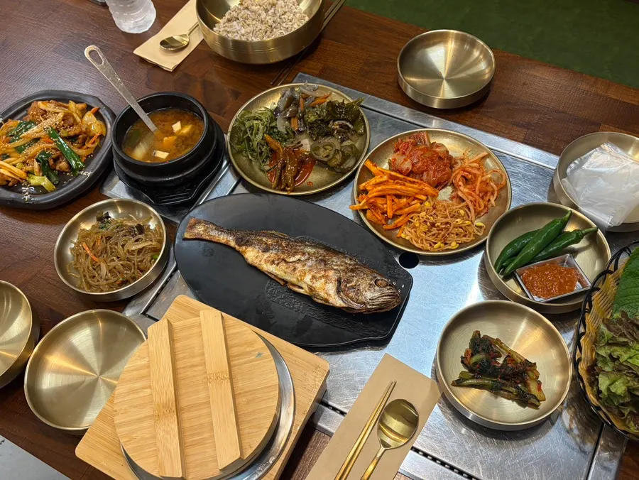 직접 담아온 나물 반찬 한 상