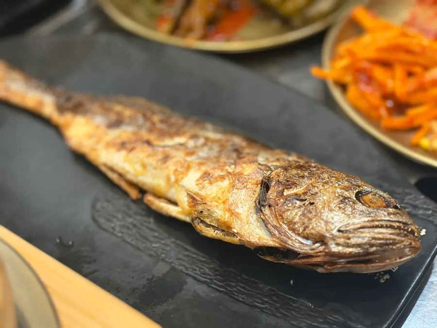 큼직한 보리굴비 정식 상차림