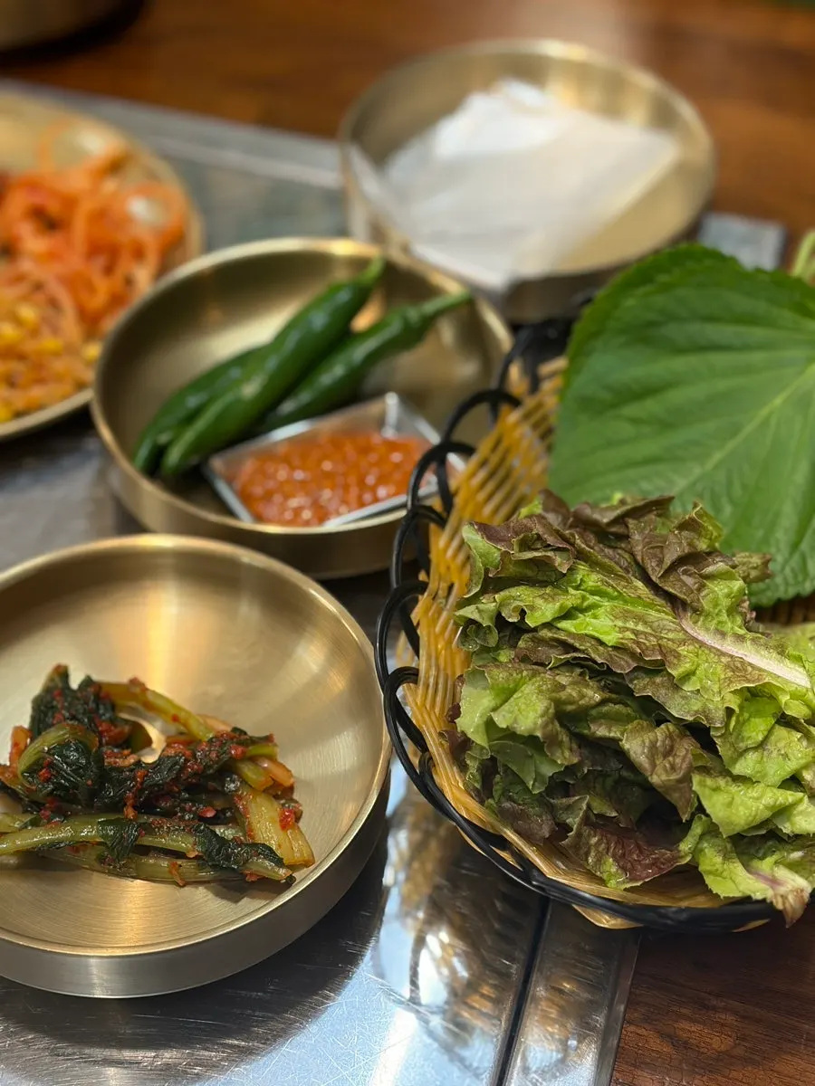 쌈채소에 올린 제육볶음