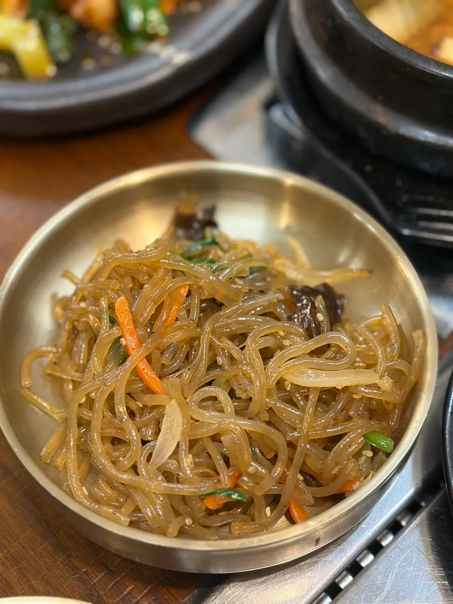 제육과 밥, 반찬을 함께 놓은 상차림