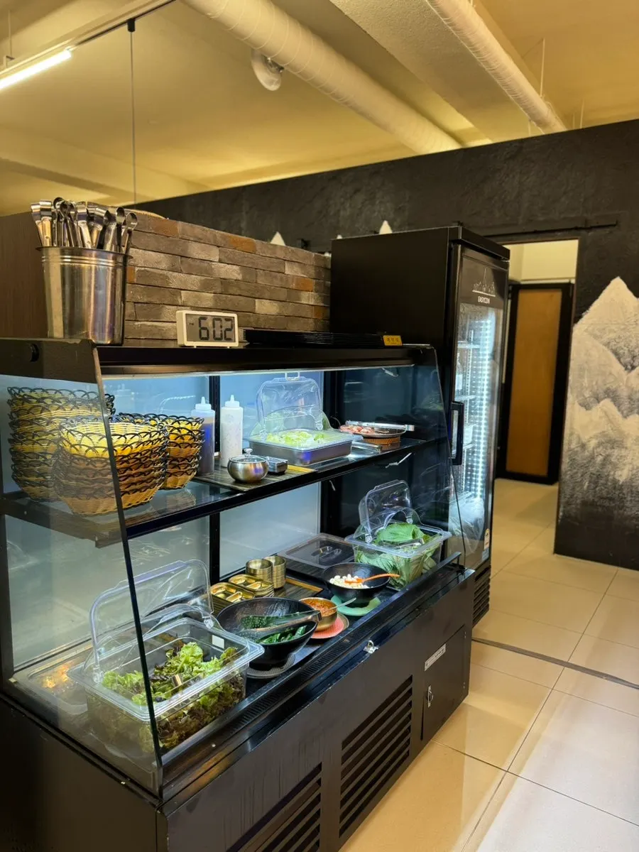 Side dish display on Hwadamga's self-serve bar