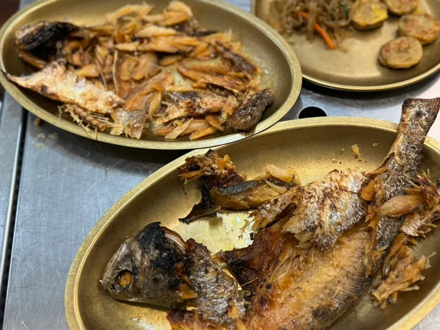 A piece of bori-gulbi flesh placed over rice