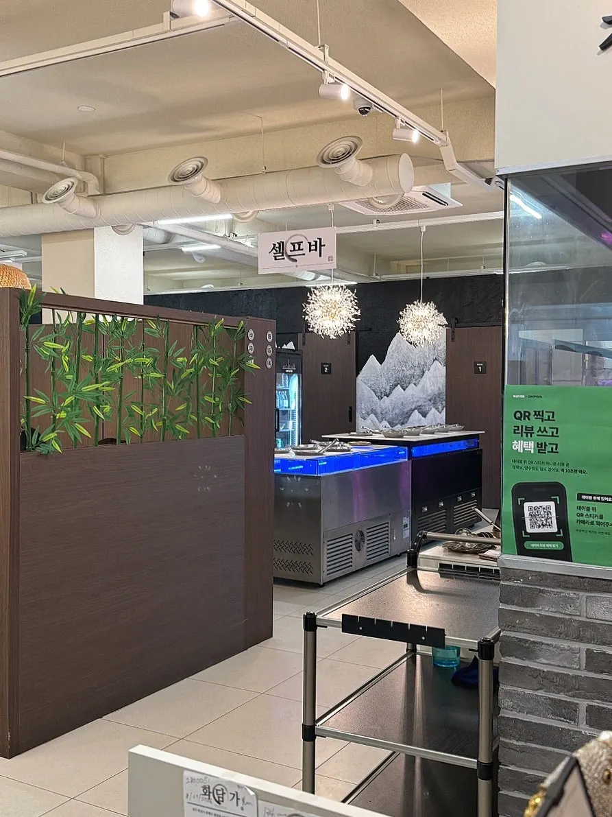 Open kitchen inside Hwadamga