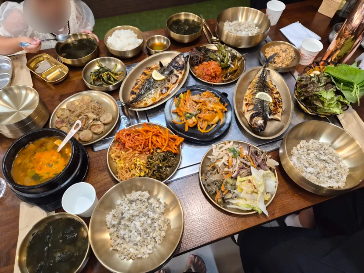 奉潭深潭家烤魚韓式定食擺盤