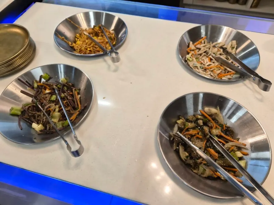 自助吧牛肉海帶湯與白飯、大麥飯區
