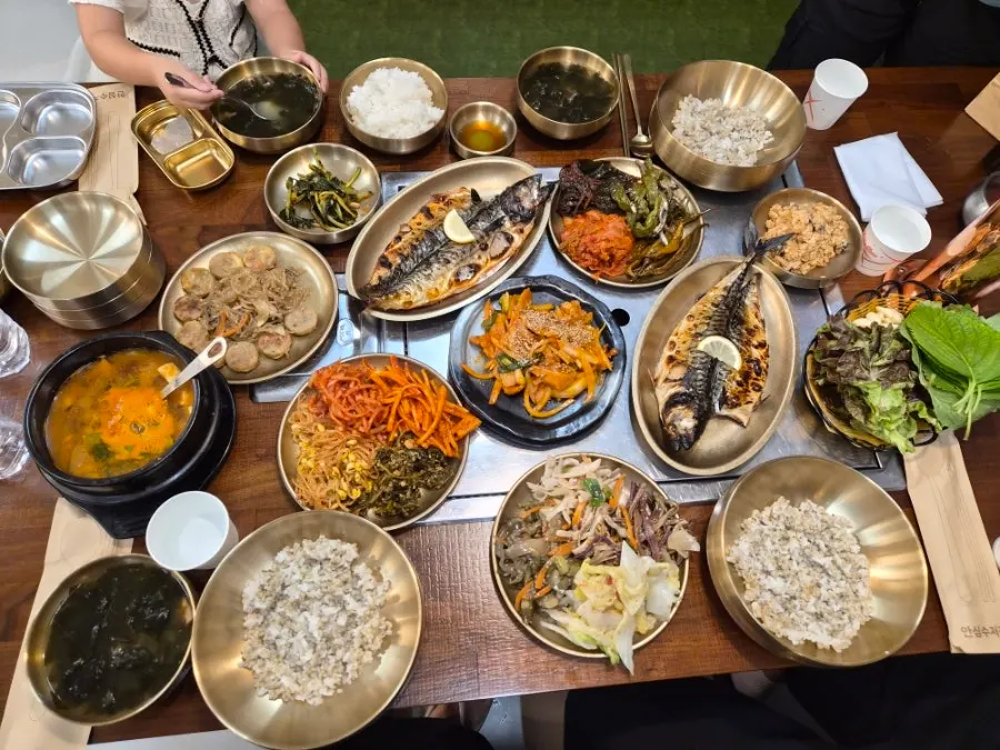 放有兒童餐具的餐桌