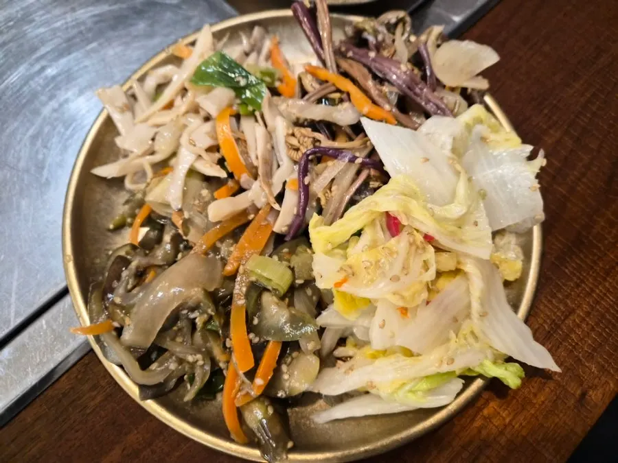 從自助吧拿來的肉餅與雜菜