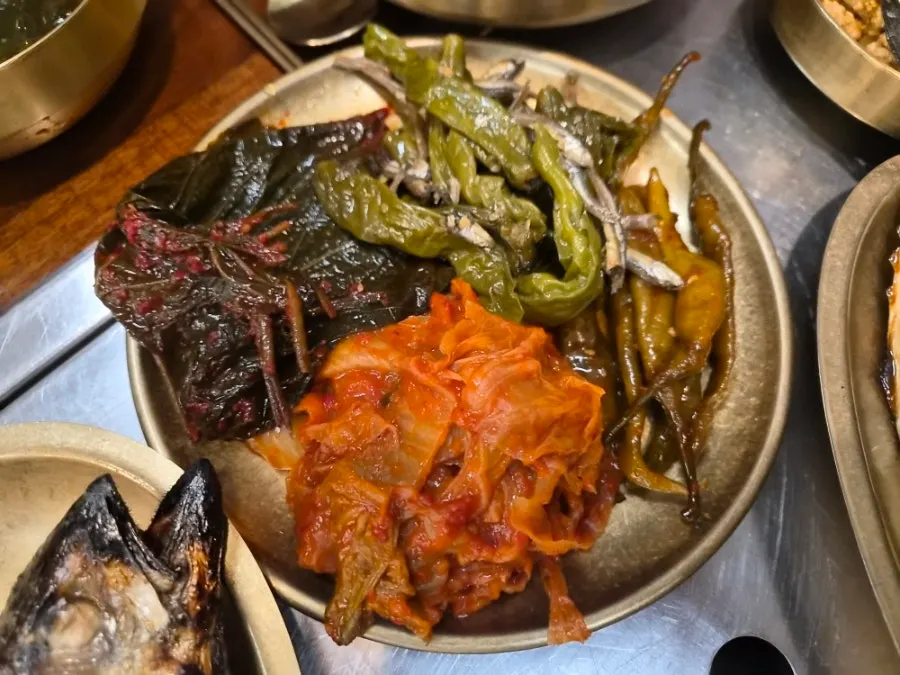 芝麻葉泡菜與炒茄子等反菜組合