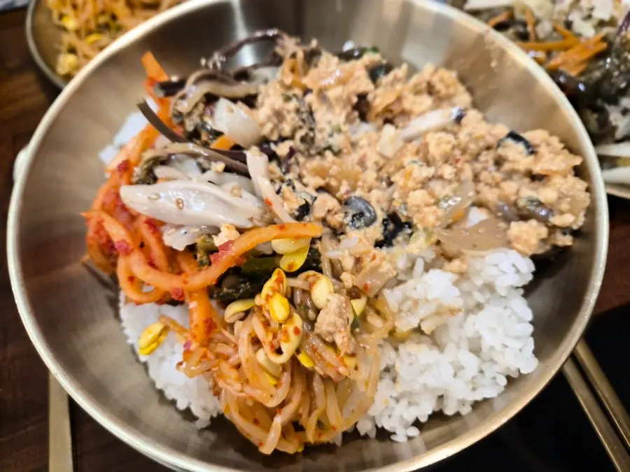 加入野菜的大麥飯拌飯