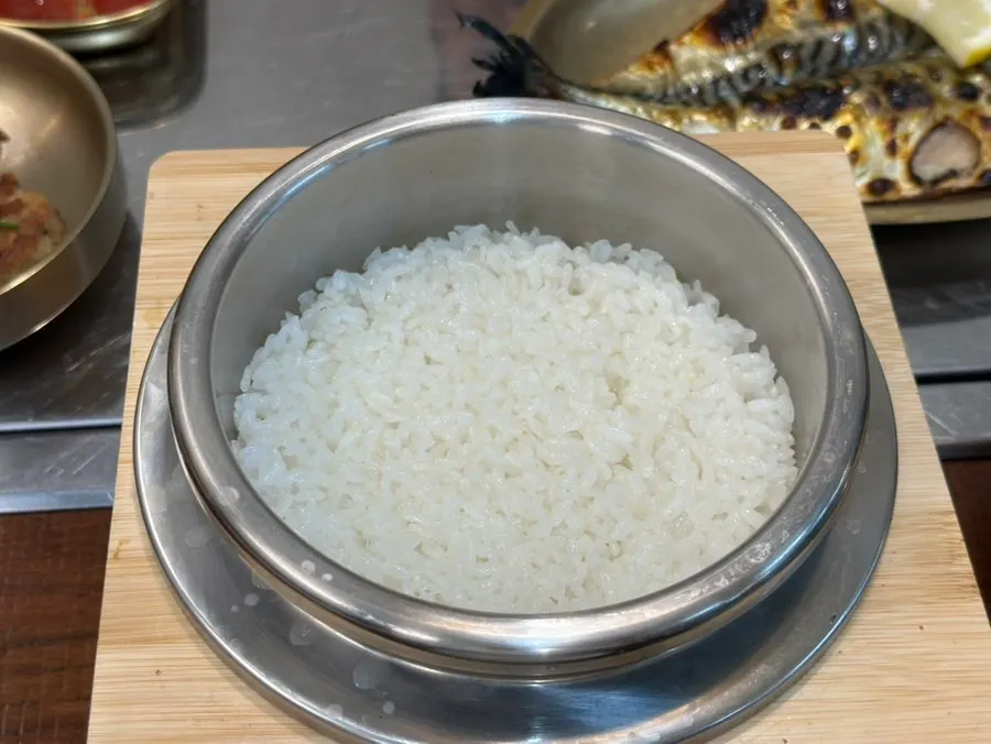 Barley rice with seasoned vegetable side dishes