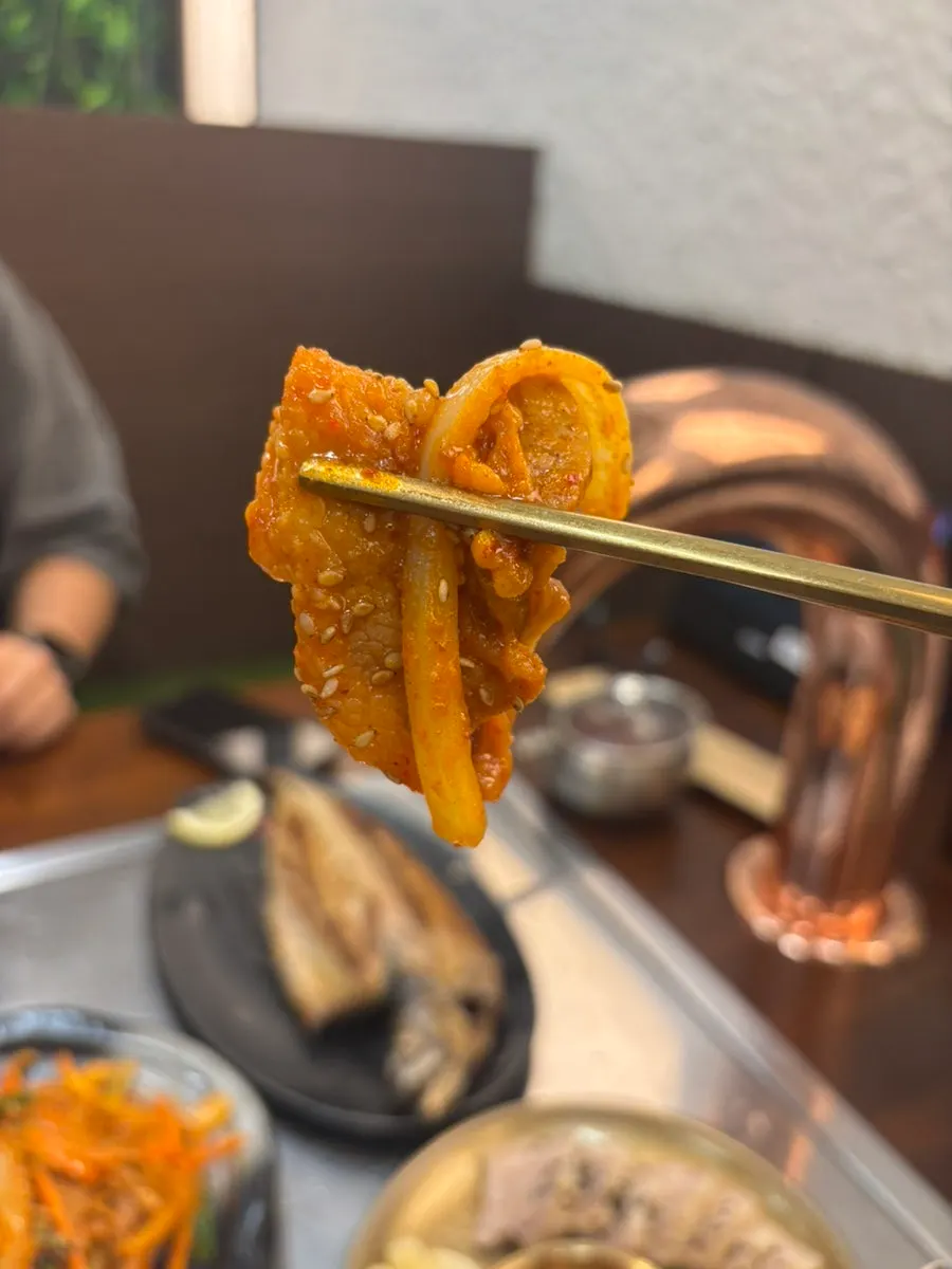 채소가 곁들여진 직화 제육