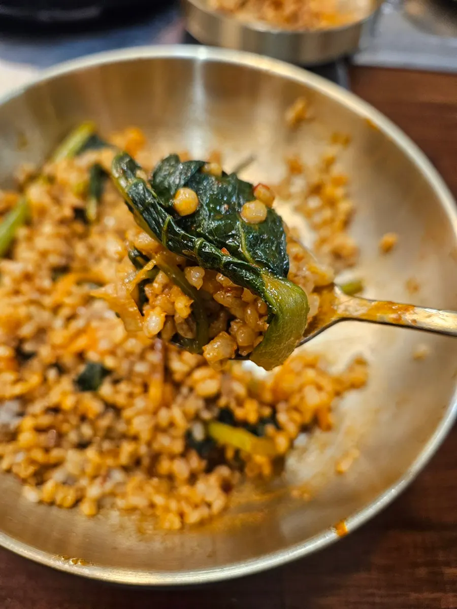 보리밥과 셀프바 반찬 비빔밥