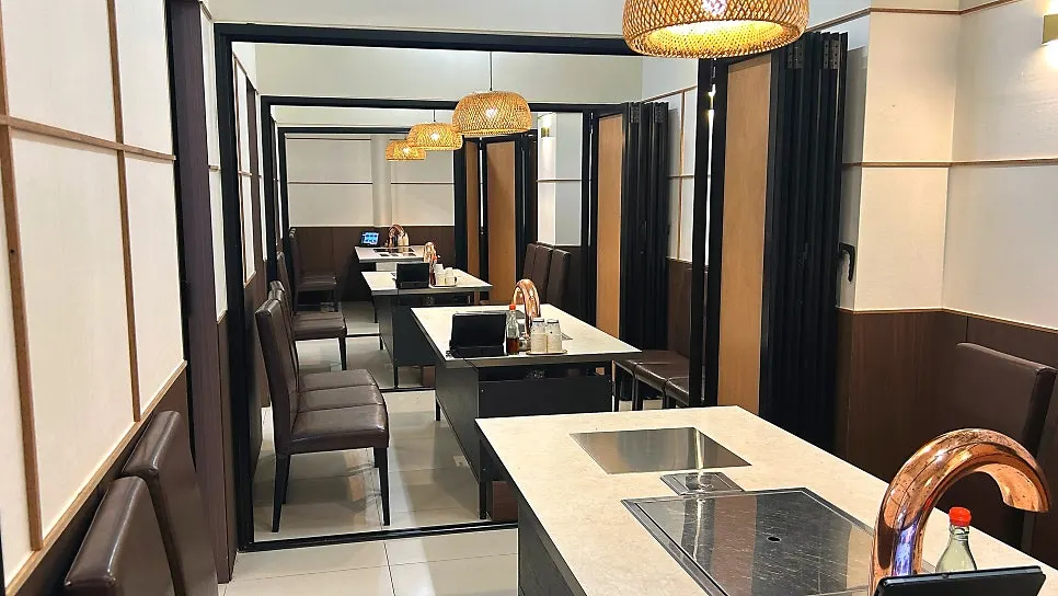 Interior of Hwadamga's high-partition table seating