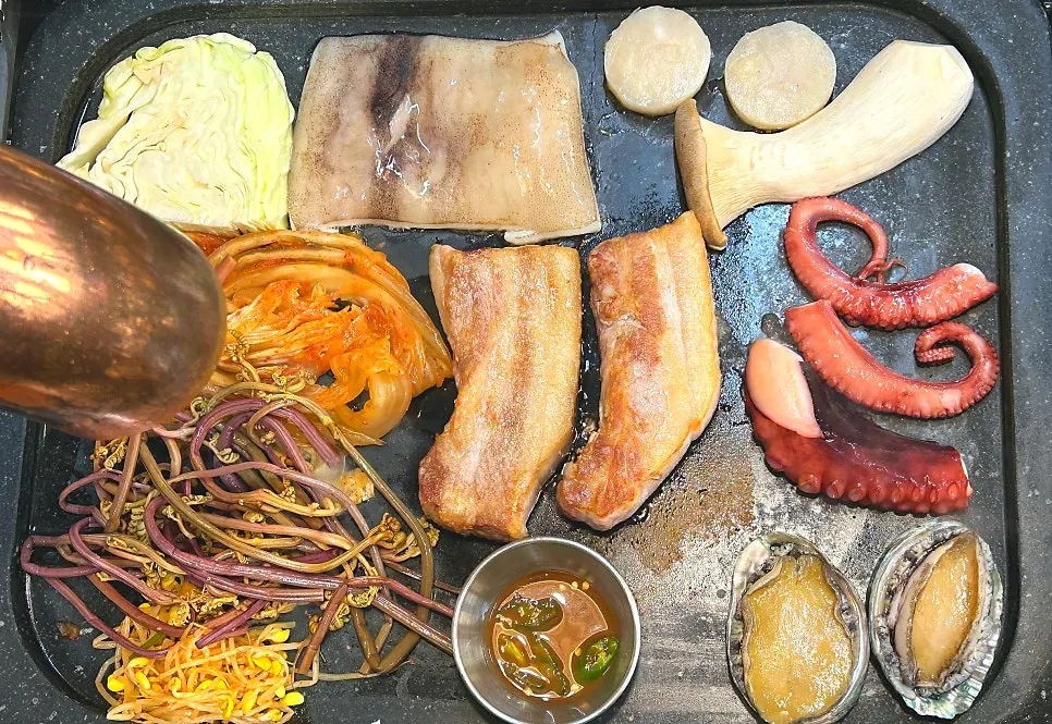 Seafood set plate with pork belly, shrimp, shellfish and squid