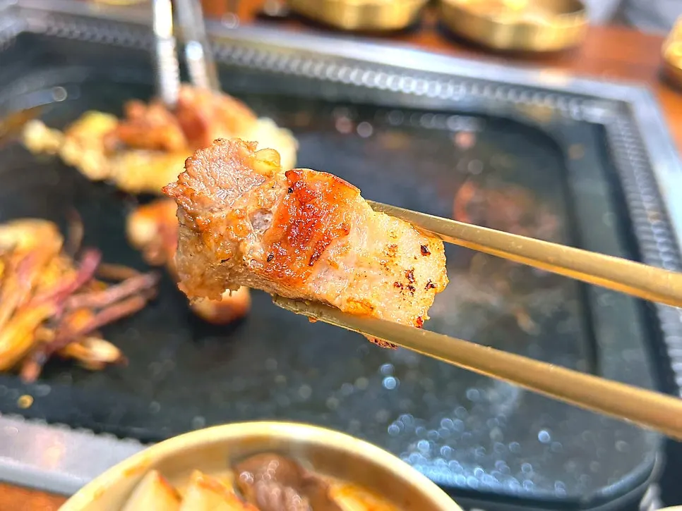 Perilla leaf wrap with pork belly and seafood