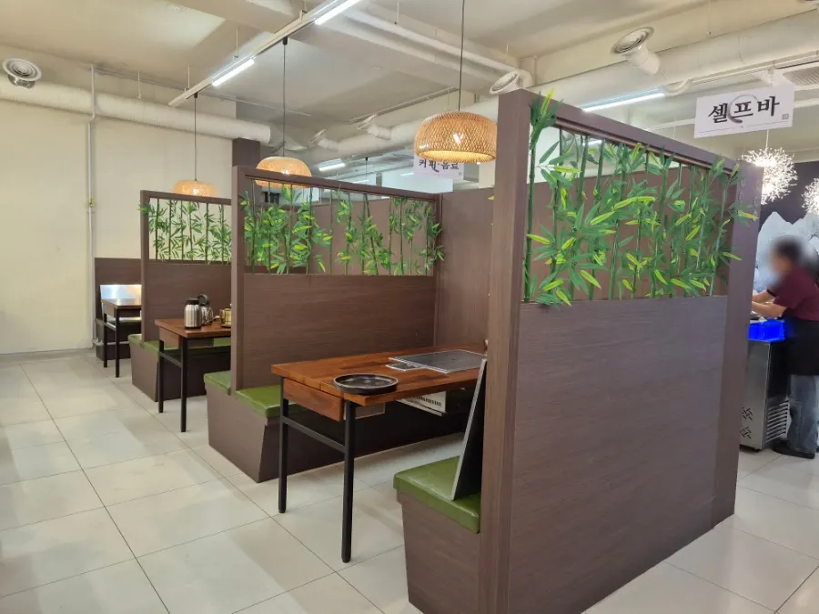 Hwadamga's interior tables divided by partitions