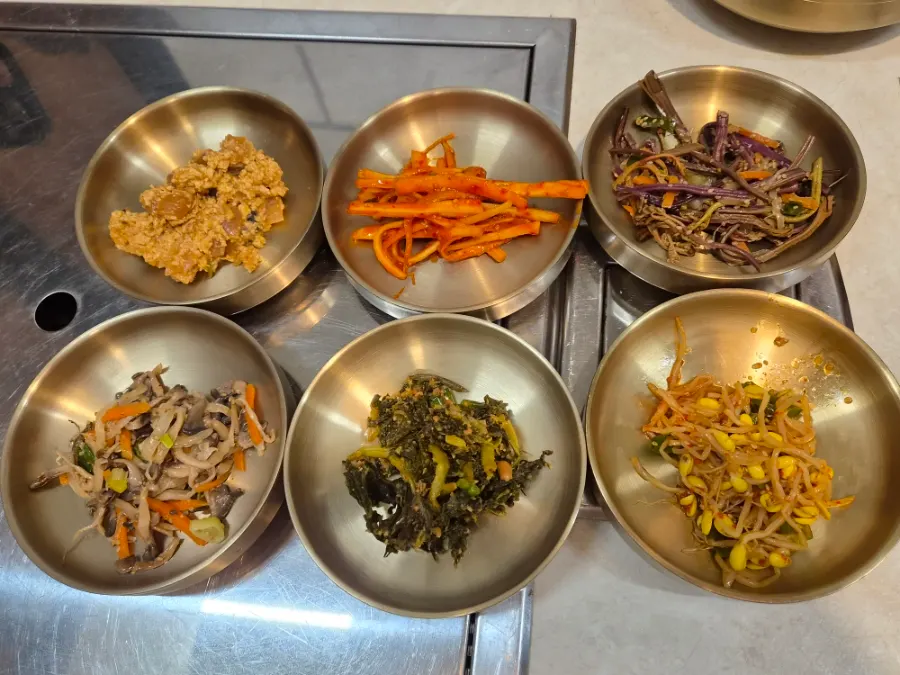 The basic set of 6 side dishes with barley rice