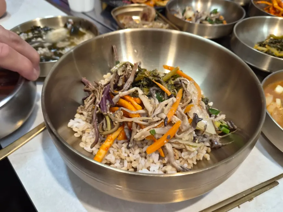 Barley rice mixed with side dishes into bibimbap