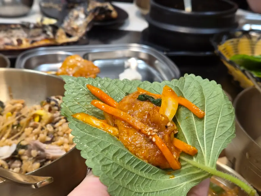 Wrapping charcoal-fired stir-fried pork in lettuce