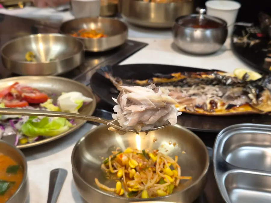 The full spread of the mackerel set menu