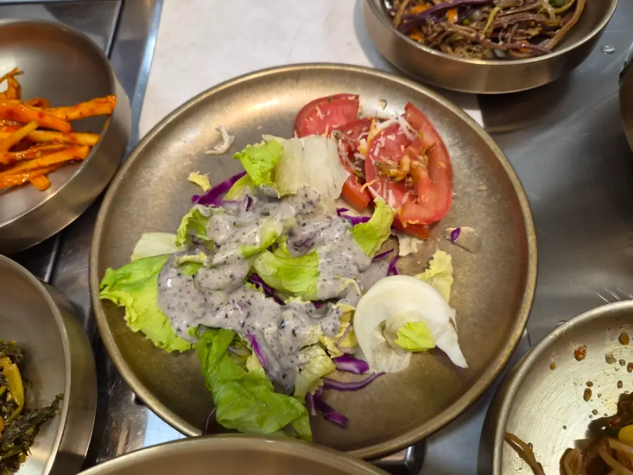 Salad with black sesame dressing and tomato caprese
