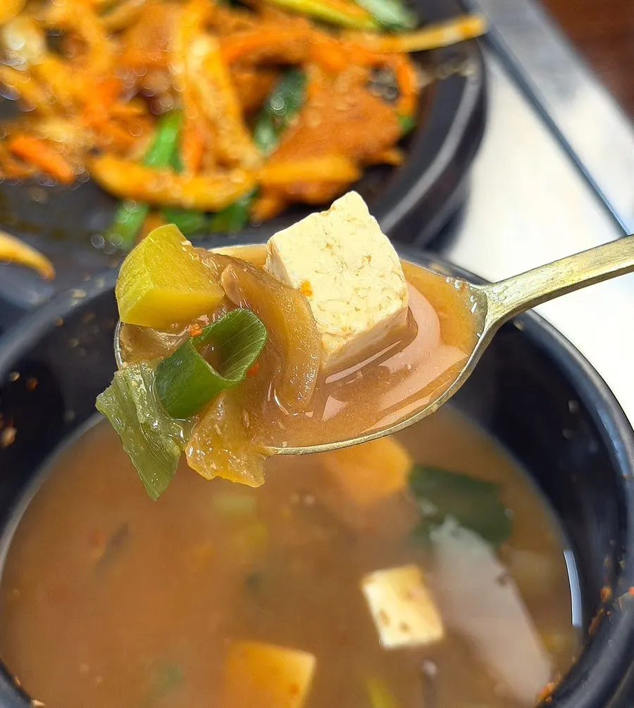 Freshly cooked sujanghyangmi hotpot rice