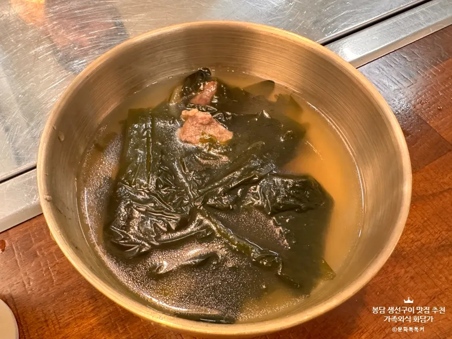 自助小菜台的五味子和芒果汁饮料台