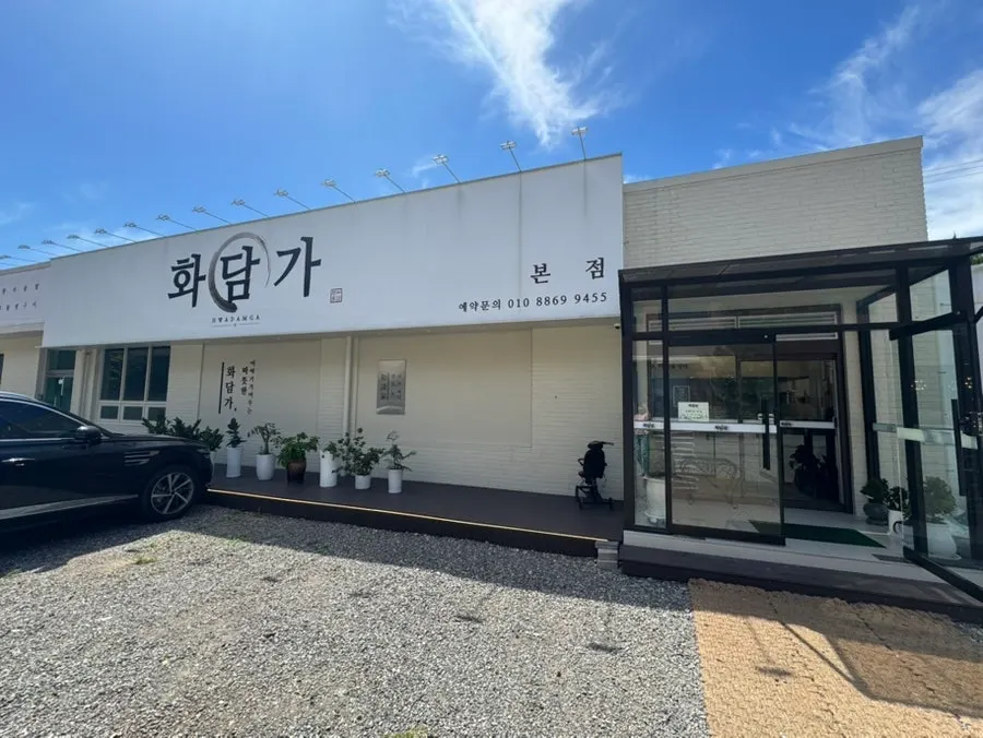 Standalone building exterior and parking space at Hwadamga in Bongdam