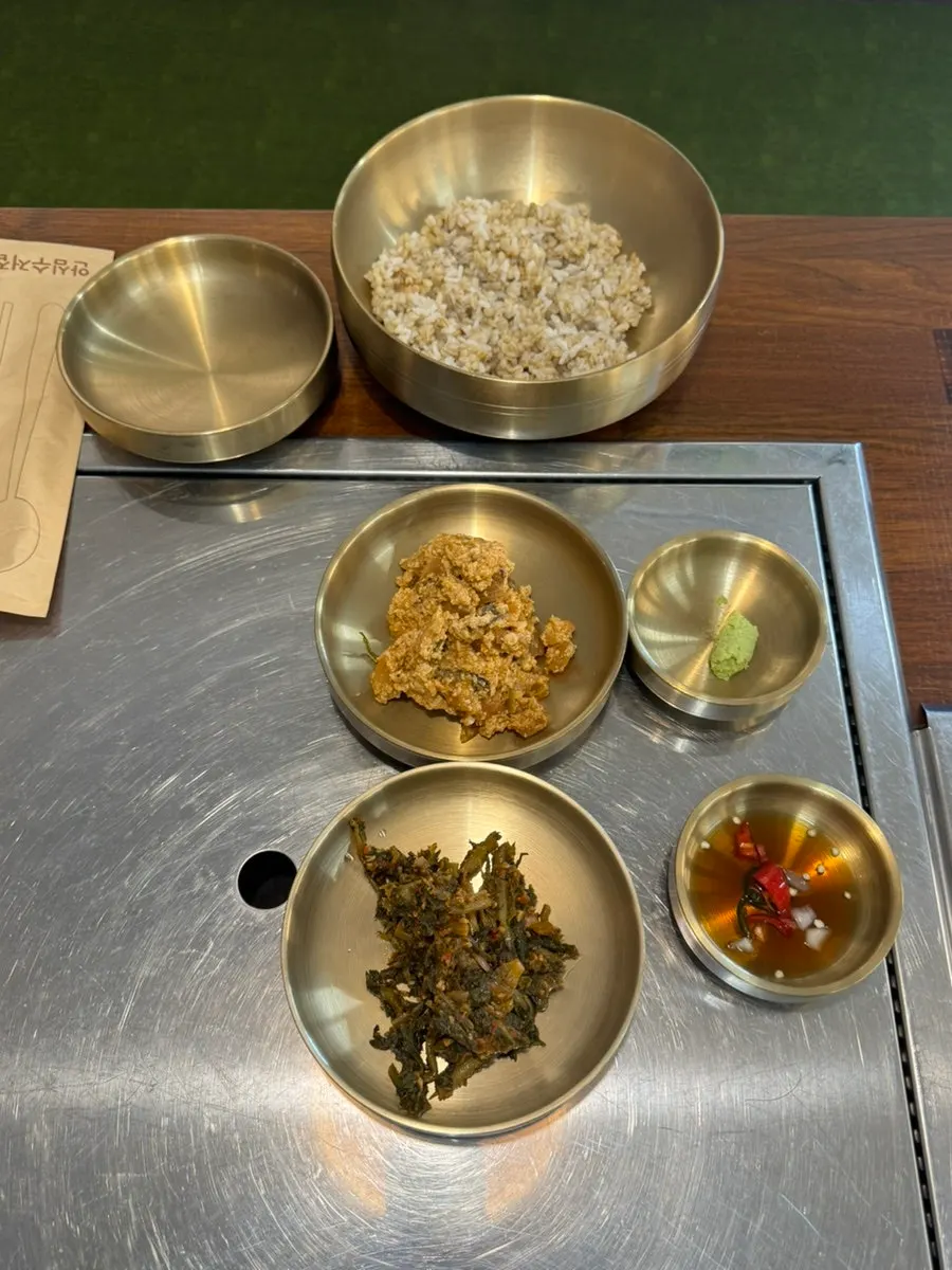 Gang-doenjang and barley rice served with the wood-fired set